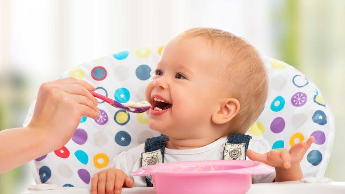 Consejos para introducir los primeros alimentos al bebé