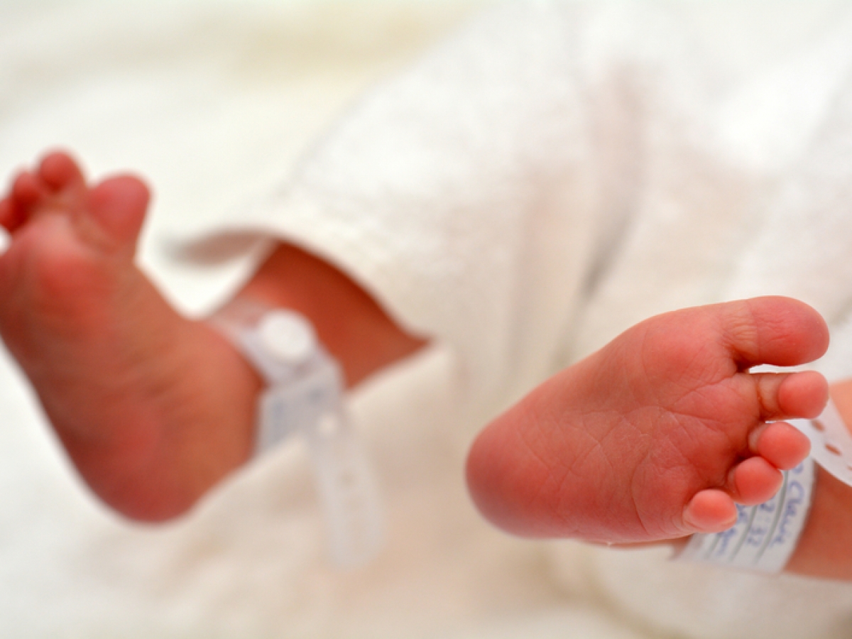 Cómo se identifica al bebé recién nacido en el hospital