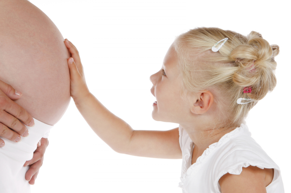 Pueden escuchar los bebés en el vientre de su madre?