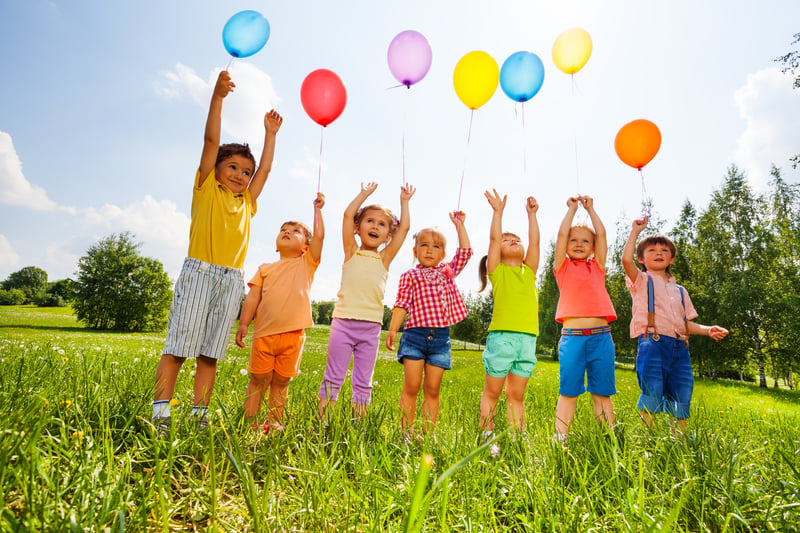 Preparativos para la fiesta de cumpleaños de los niños