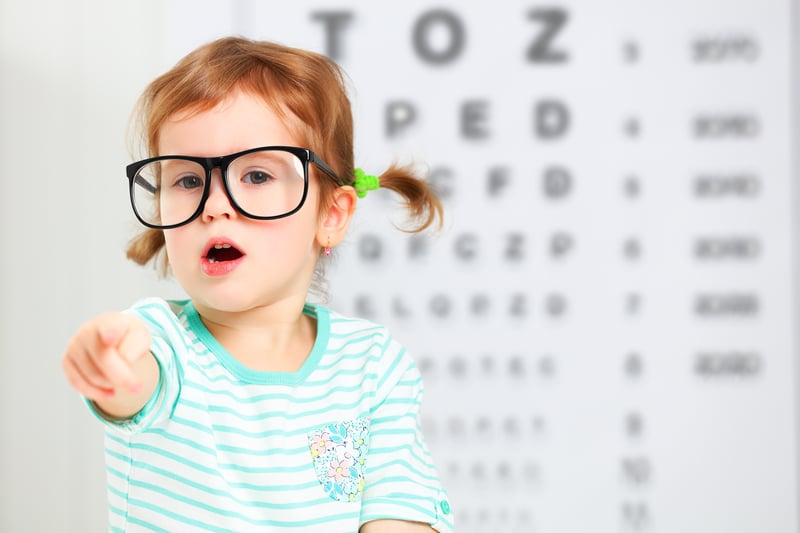 Niños y bebés con gafas