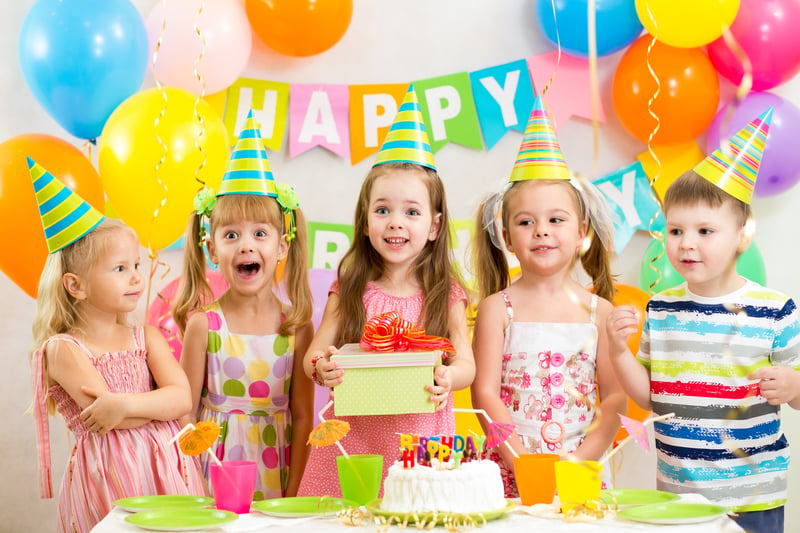 Decoración y comida para la fiesta de cumpleaños