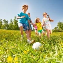 Juegos con el balón. Actividades y juegos infantiles con los hijos pequeños.