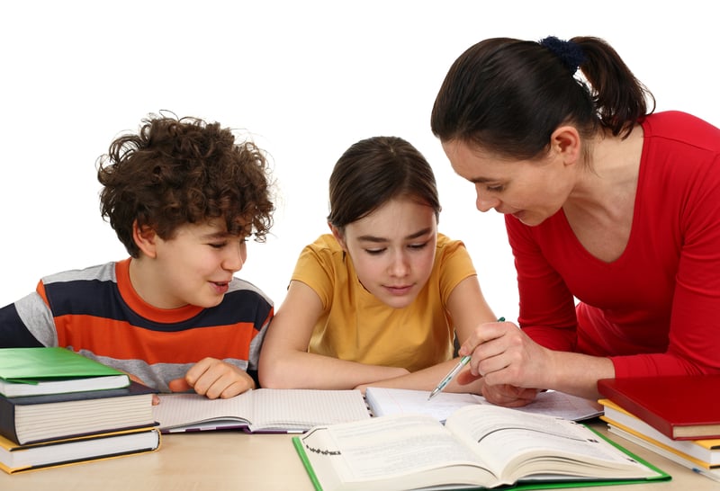 ¿Debemos echar una mano a los hijos en sus deberes escolares?